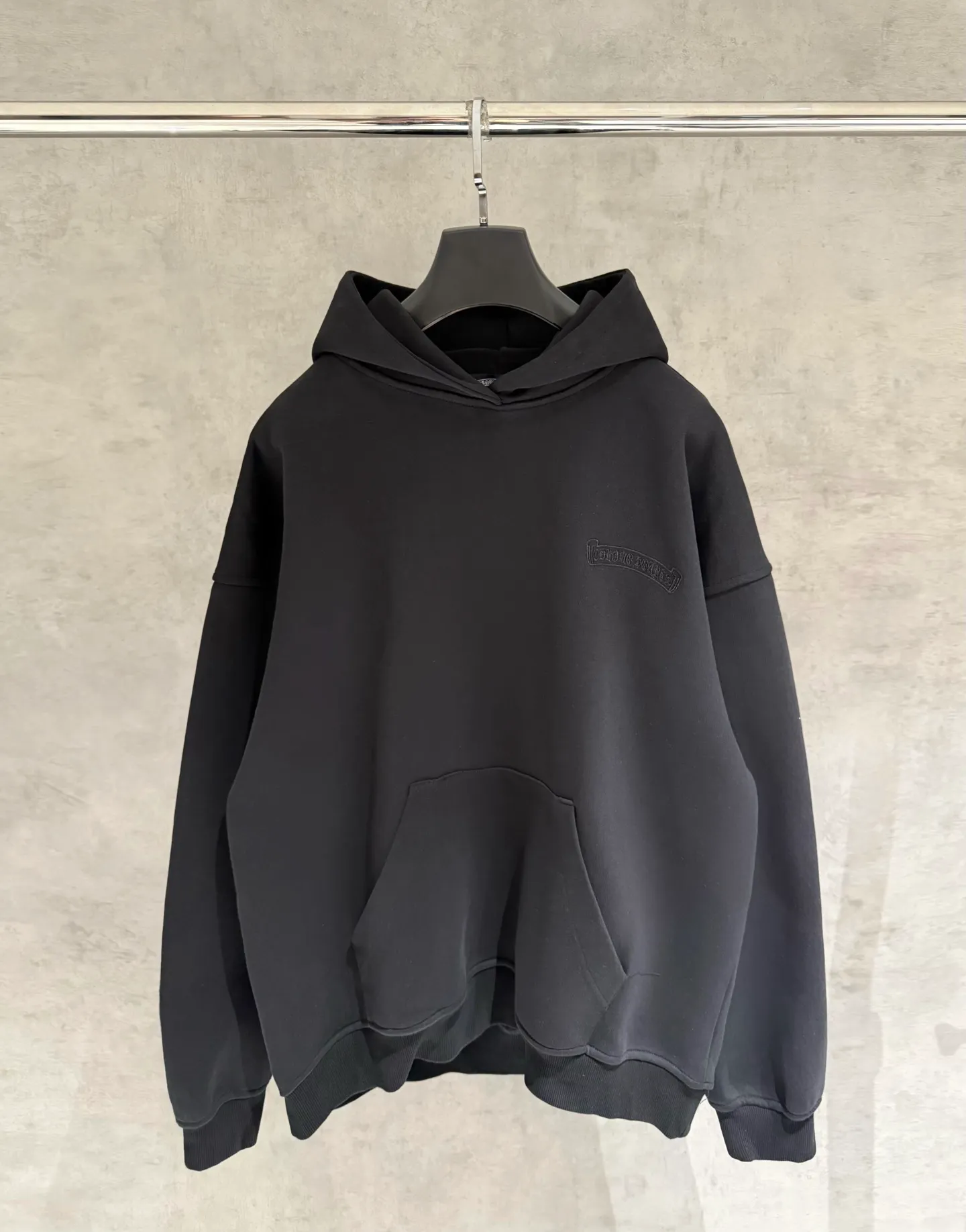 🅿️380 [Strict quality control] CH Croixin's new long-sleeved hooded sweatshirt. The fabric is made of heavy 480g double yarn fabric. The whole garment is washed. The front and rear panels are laser burned. The ready-to-wear wash is loose. The fabric is stiff and stylish. It does not deform or shrink. Color: black, white, floral gray. Size: M-2xl